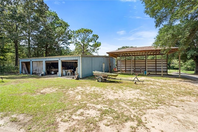 view of yard with an outbuilding