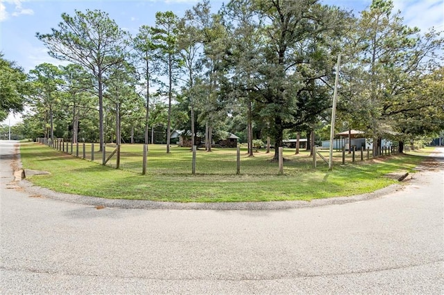 view of property's community featuring a lawn