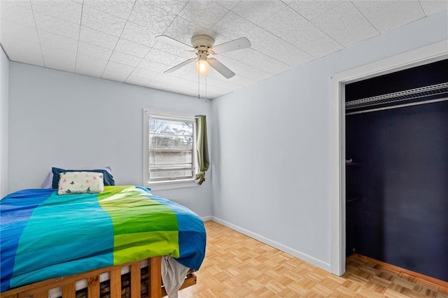 bedroom with baseboards and a ceiling fan