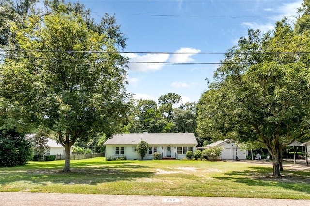 ranch-style home featuring a front lawn