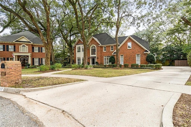 view of front of property featuring a front yard