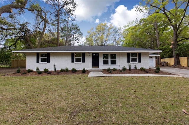 ranch-style house featuring a front lawn