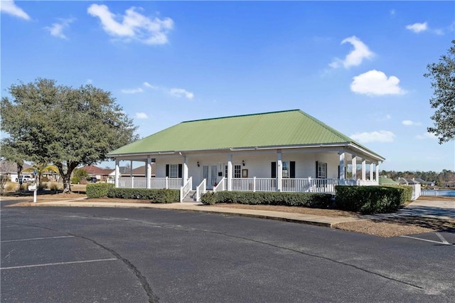 view of front of home featuring a porch