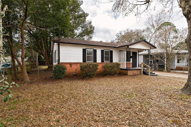 ranch-style home with a porch