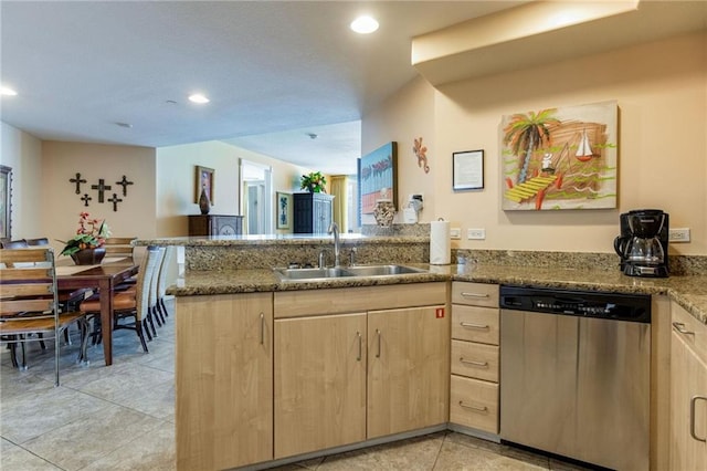 kitchen with light brown cabinets, recessed lighting, a peninsula, a sink, and dishwasher