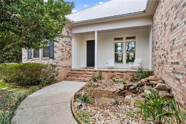 doorway to property with covered porch