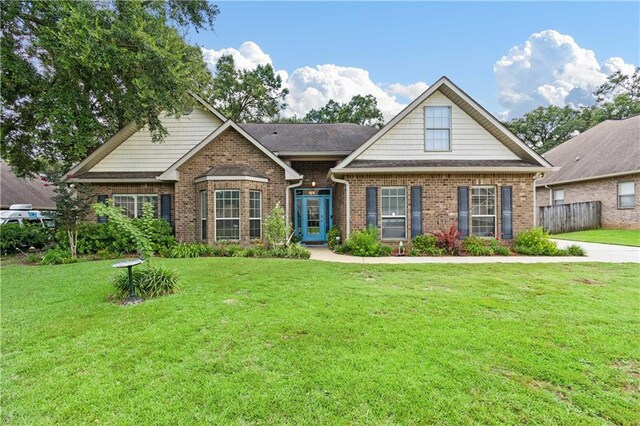 view of front of property featuring a front yard