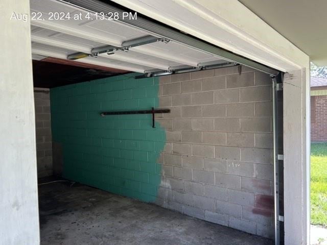 garage featuring concrete block wall