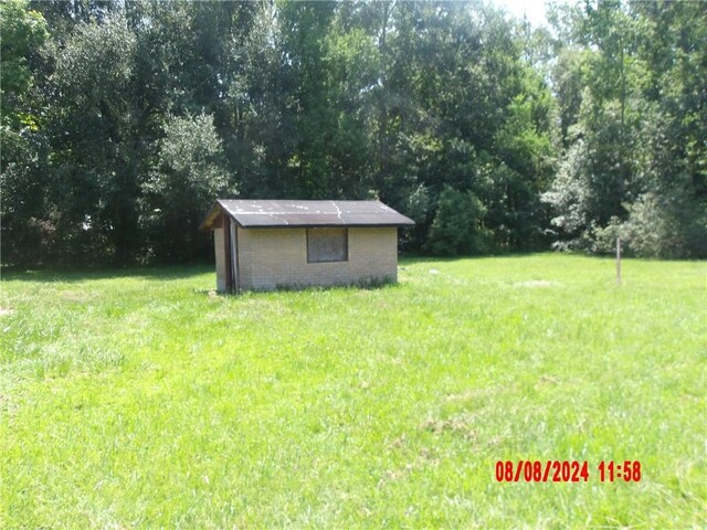 view of yard featuring a storage unit