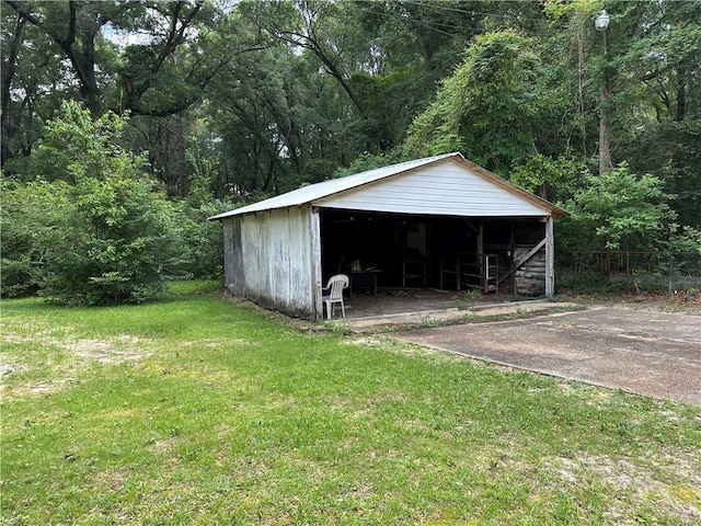 334 Avondale Ave, Satsuma, AL 36572 - view of pole building featuring a lawn and a forest view
