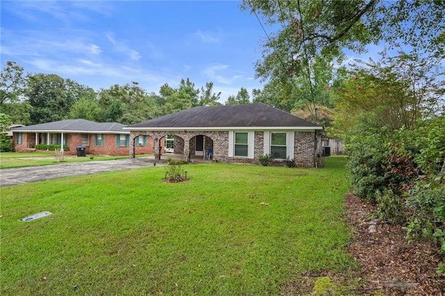 single story home with a front lawn