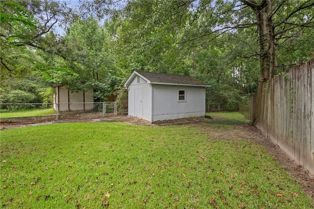 view of yard featuring a storage shed