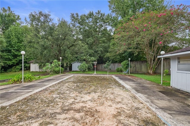 view of yard featuring a storage unit