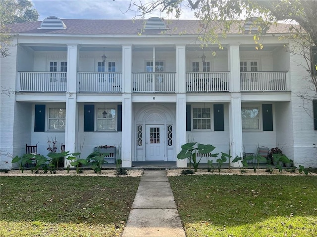 view of front of house with a front lawn