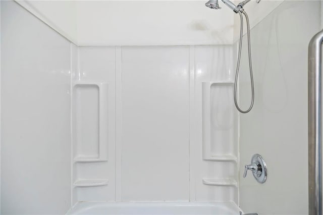 bathroom featuring shower / tub combination