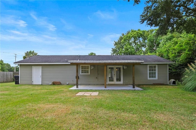 view of front facade with a patio area and a front yard