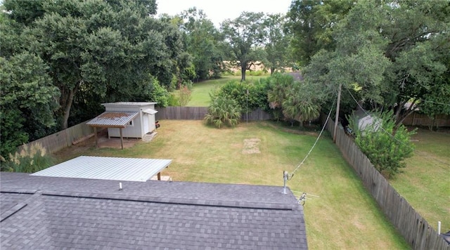 view of yard featuring a storage shed