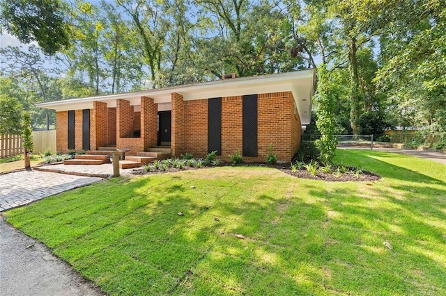 view of front of house with a front lawn