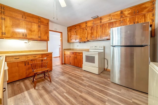 kitchen featuring ceiling fan, stainless steel fridge, light hardwood / wood-style floors, and electric stove