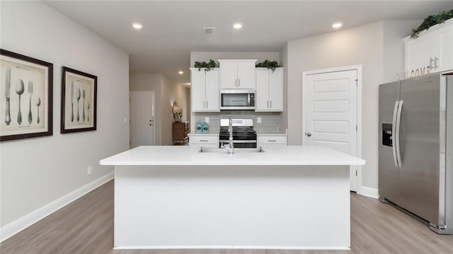 10676 Relic Rd N, Mobile, AL 36608 - kitchen featuring stainless steel appliances, a sink, light wood finished floors, baseboards, and recessed lighting