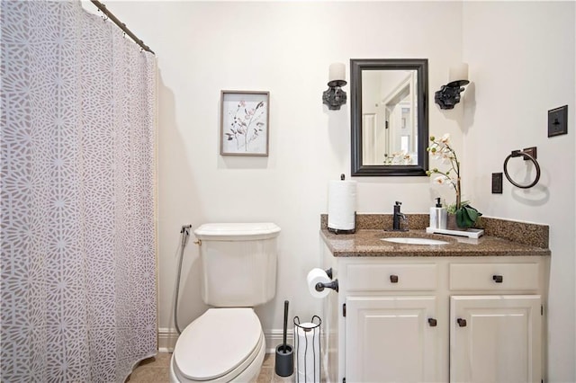 full bathroom featuring vanity, toilet, a shower with curtain, and baseboards