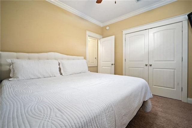 bedroom featuring carpet, a ceiling fan, ornamental molding, and a closet