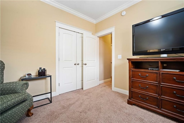living area with carpet, crown molding, and baseboards
