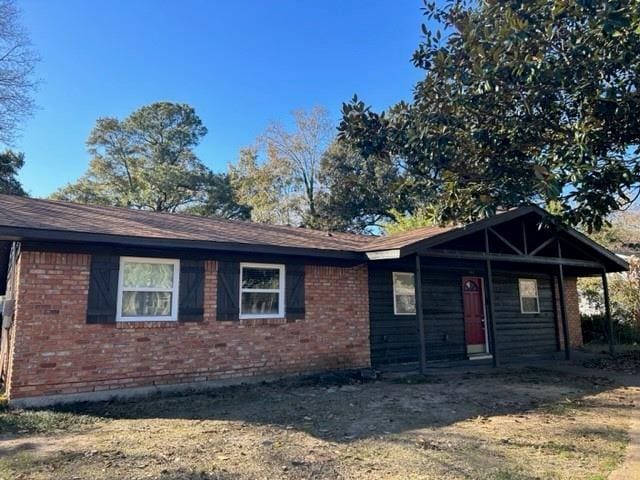 single story home with a front yard