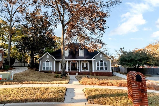 view of front of home featuring a front lawn