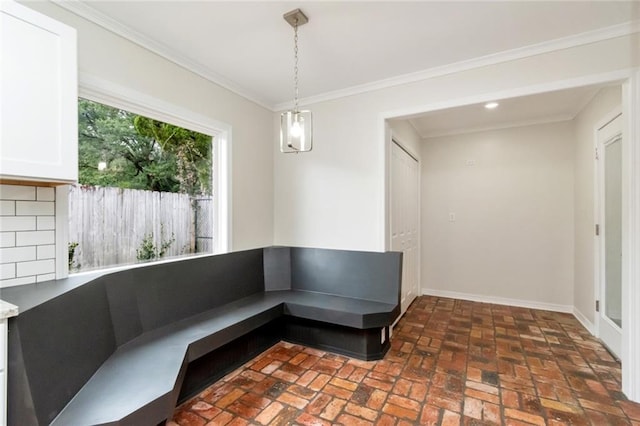 sitting room with crown molding