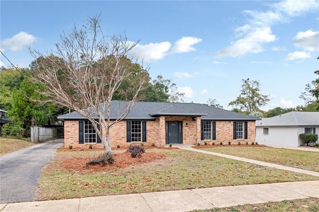 ranch-style home featuring a front lawn