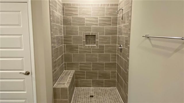 bathroom featuring a tile shower