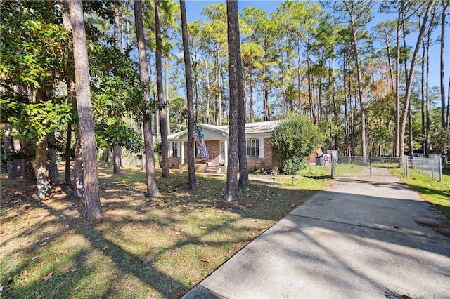 view of front of property featuring a front yard