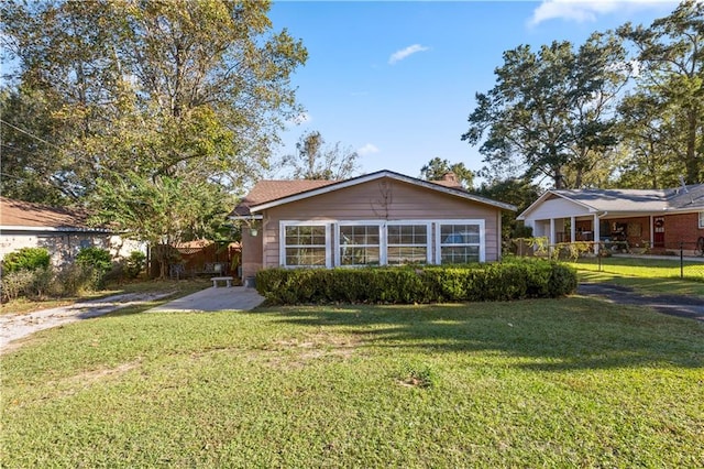 view of front of property featuring a front lawn