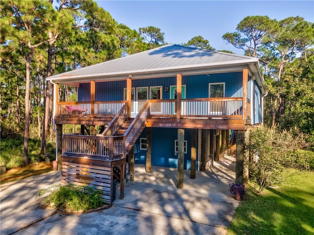 view of front of property featuring a carport