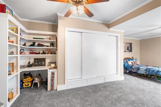 bedroom with crown molding, a closet, carpet flooring, and a ceiling fan