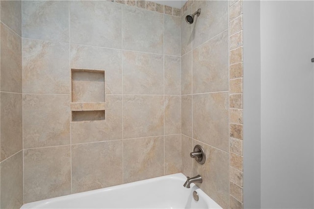 bathroom with tiled shower / bath combo