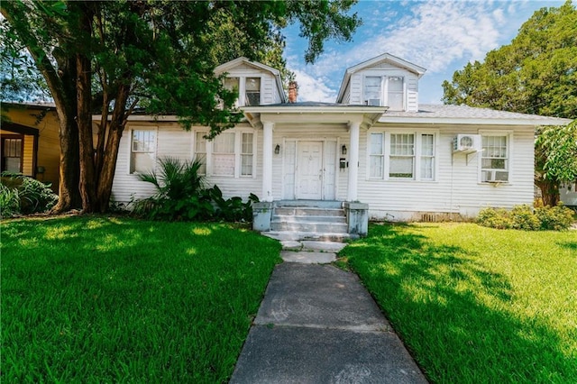 bungalow featuring a front lawn