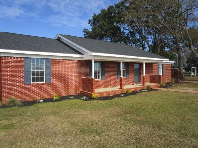 view of front facade featuring a front yard