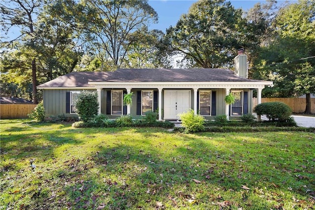 ranch-style house featuring a front lawn and covered porch