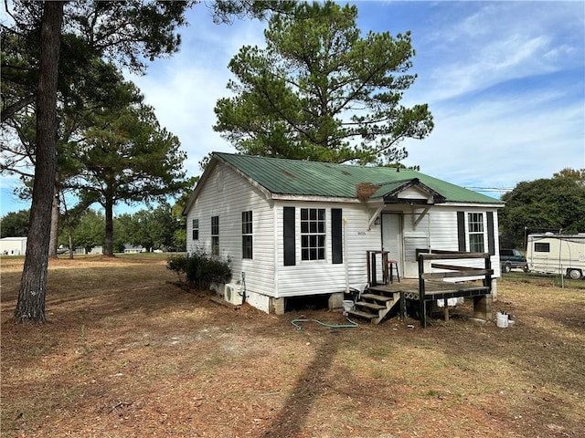 manufactured / mobile home with a wooden deck