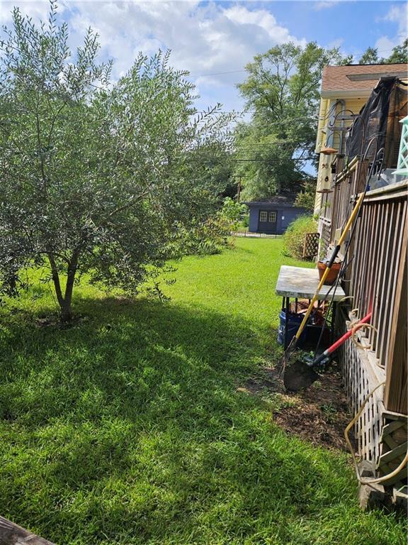 view of yard with an outdoor structure