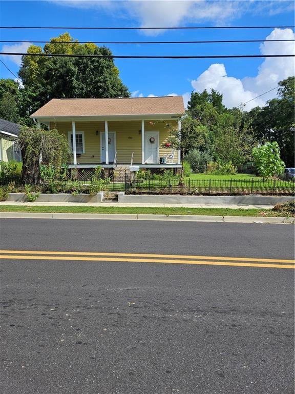 view of front facade with a fenced front yard and a porch