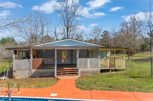 view of front of property with a front lawn, fence, and a porch