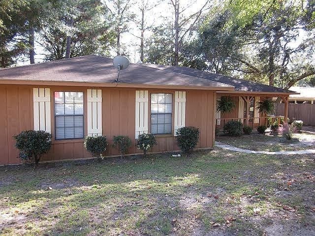 single story home featuring a front yard