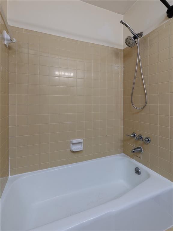 bathroom with tiled shower / bath combo