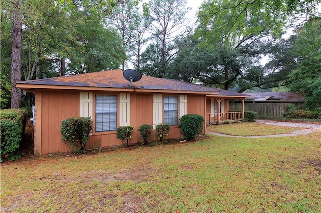 single story home with a front lawn