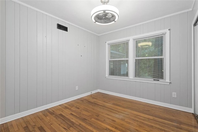 409 Byron Ave E, Mobile, AL 36609 - spare room featuring wood finished floors, crown molding, and a chandelier