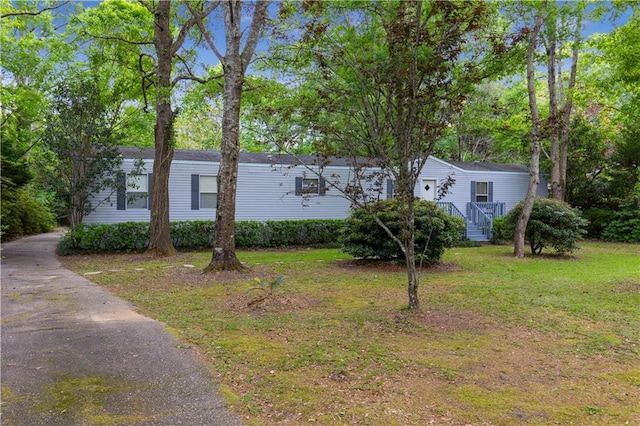 view of front of property with a front yard