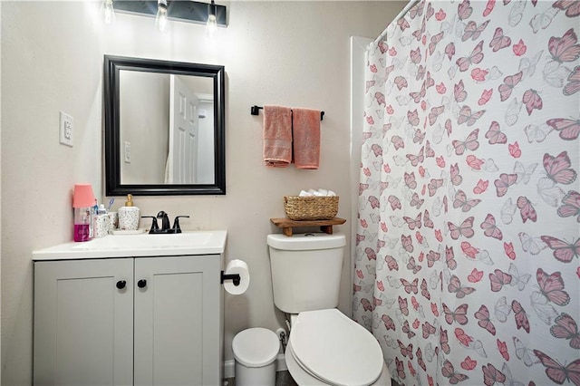 bathroom with a shower with curtain, toilet, and vanity